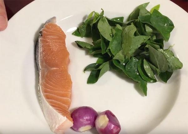 Cách nấu cháo cá hồi rau ngót giàu dưỡng chất dành cho bé ăn dặm - 2