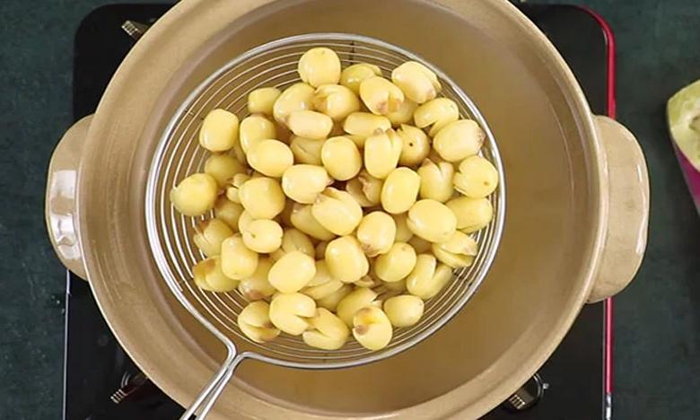 Cách nấu chè bí đỏ đậu xanh hạt sen: ninh hạt sen