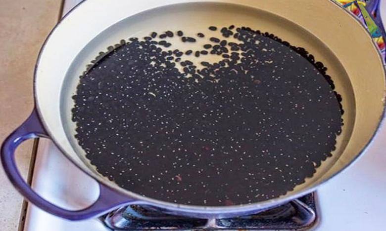 Cách nấu chè bí đỏ đậu đen: Sơ chế đậu đen