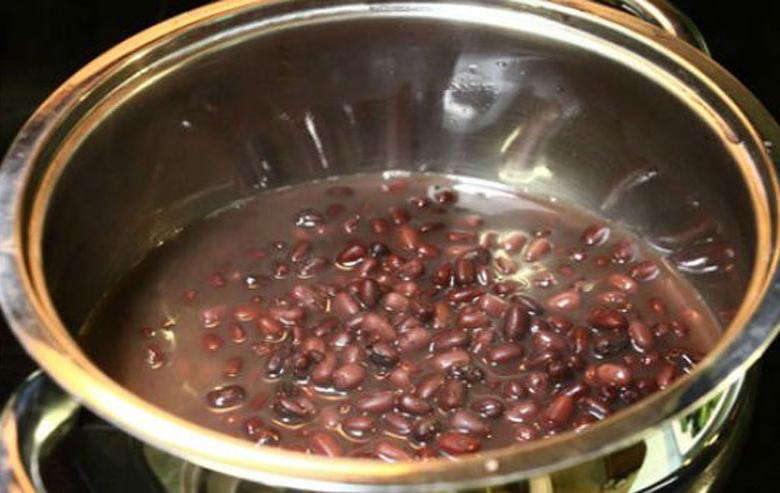 Cách nấu chè bí đỏ đậu đen: nấu đậu đen