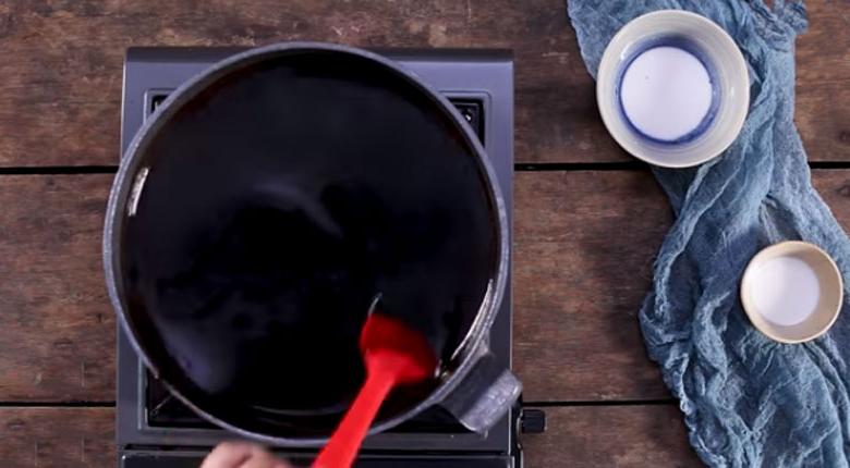 Cách nấu chè sương sáo: Làm thạch đen