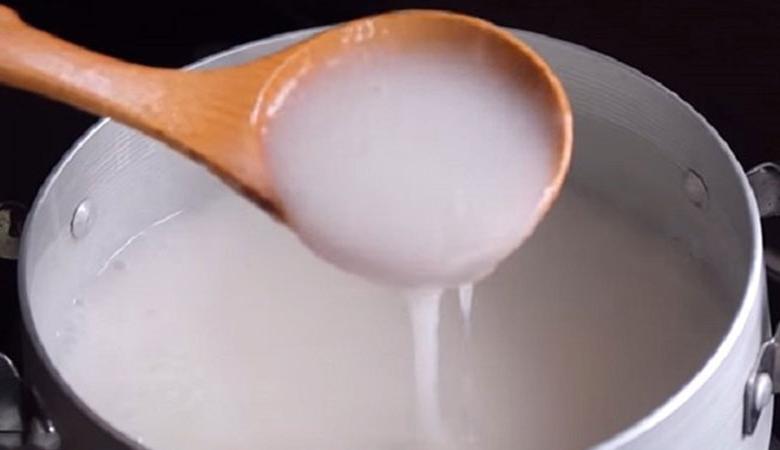 Cách nấu chè sương sáo: Làm nước cốt dừa