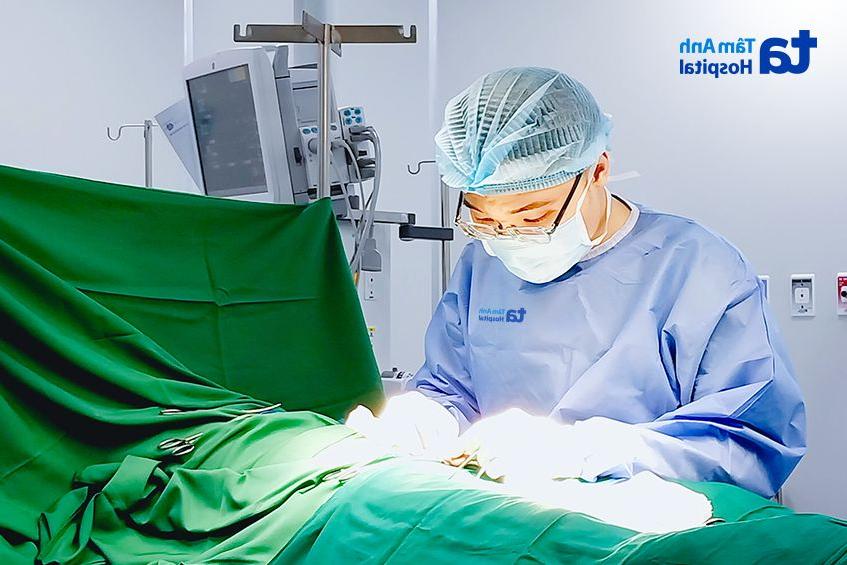 Bác sĩ Trần Huy Phước, khoa Nam học, Trung tâm Tiết niệu - Thận học - Nam khoa, Bệnh viện Đa khoa Tâm Anh TP.HCM, đang phẫu thuật cho người bệnh