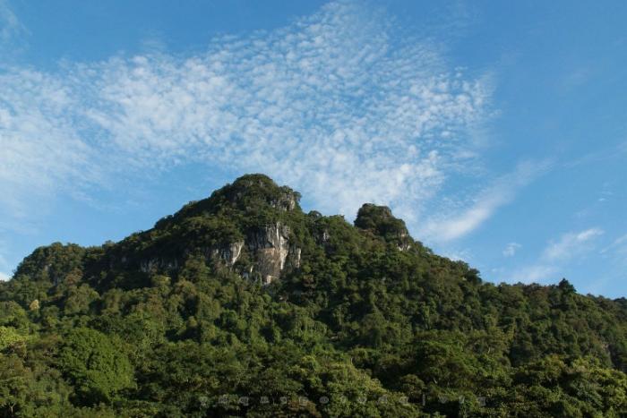 Cảnh núi xanh biếc cùng mây ngàn ở Vườn quốc gia Cúc Phương
