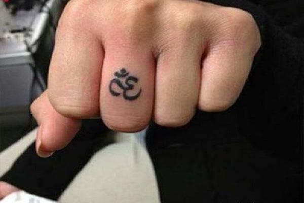 tattoo chữ nhẫn ở ngón tay