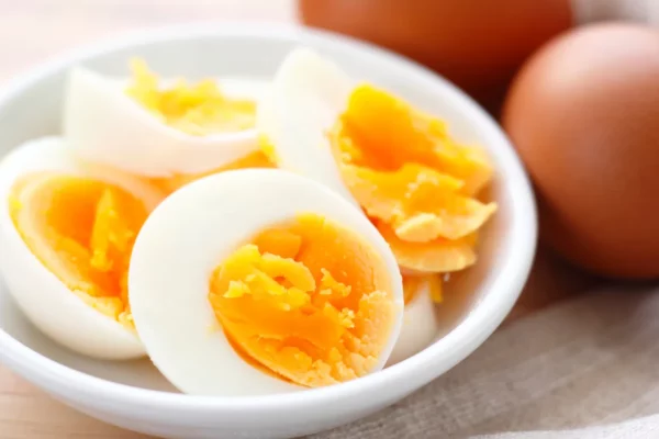 Trứng gà luộc bao nhiêu calo? Cách ăn trứng gà không tăng cân