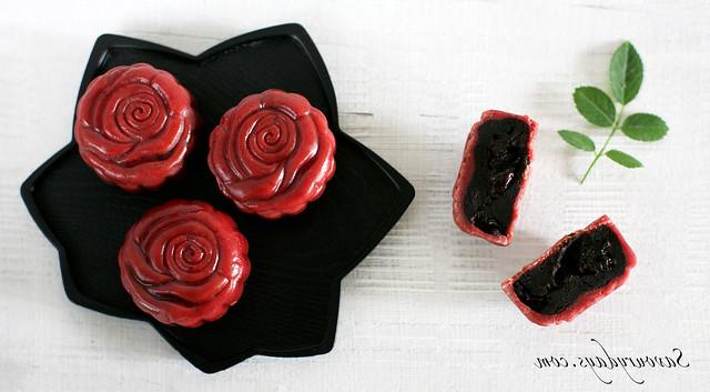 Red Velvet Rose Mooncake – Bánh nướng nhân chocolate rum nho