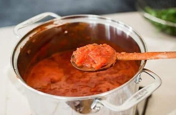 Nấu cà chua xay để làm nước sốt
