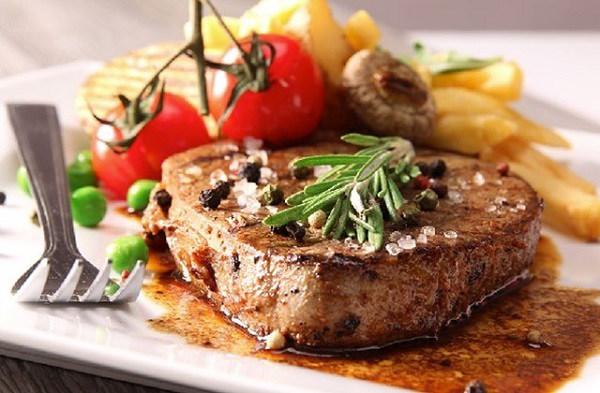 Bò bít tết sốt tiêu đen thường ăn cùng với khoai tây chiên và rau củ