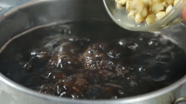 Cách nấu chè đậu đen hạt sen: Ninh đỗ đen và hạt sen