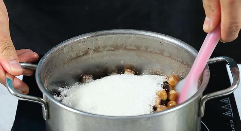Cách nấu chè đậu đen hạt sen: Sên phần cái