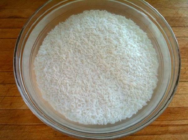 Ngâm gạo với nước trong 1 tiếng