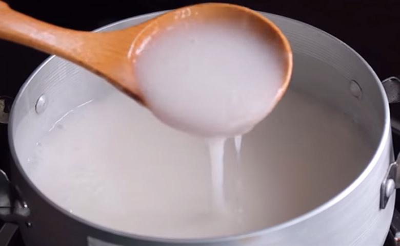 Cách làm chè chuối nướng: Nấu nước cốt dừa