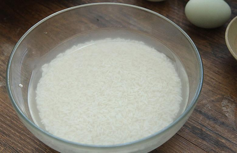 Cách nấu chè đậu trắng cốt dừa: Ngâm gạo nếp