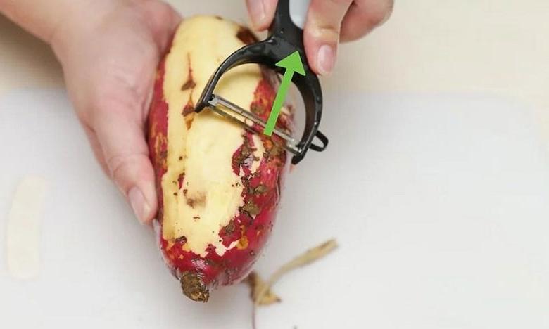 Cách làm chè khoai dẻo: Gọt khoai