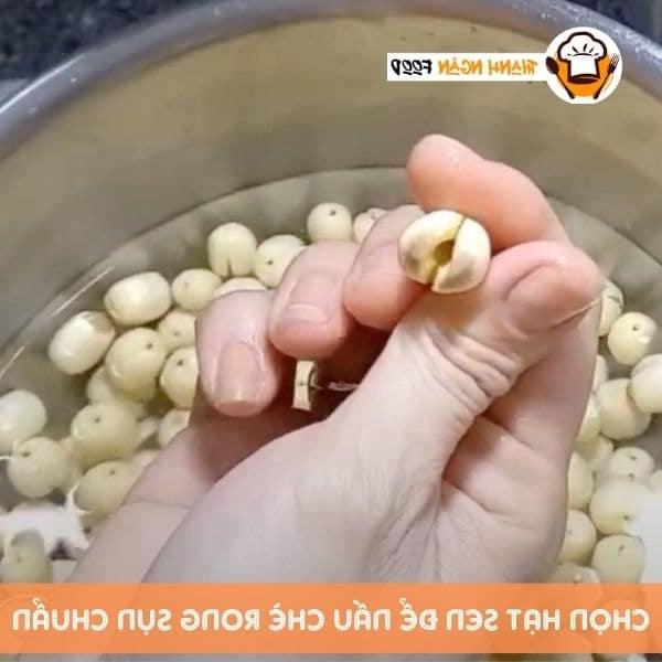 Chọn hạt sen để nấu chè rong sụn