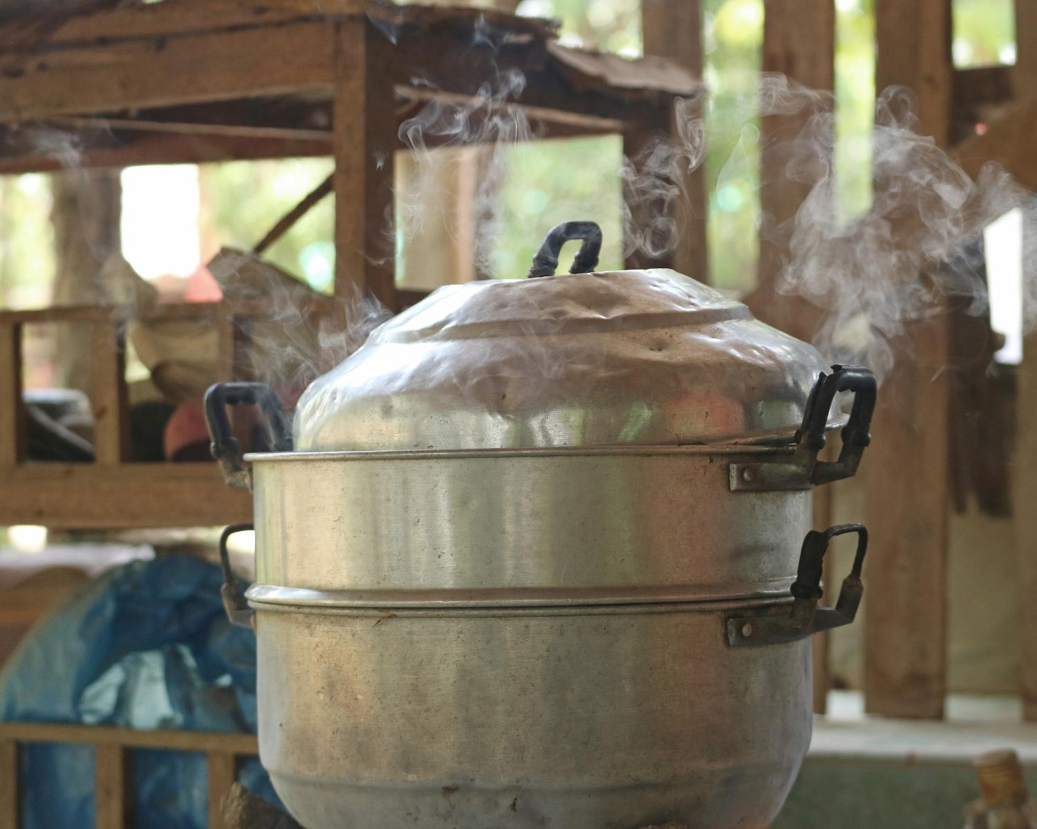 Cách làm xôi đậu đen nước cốt dừa bằng nồi cơm điện