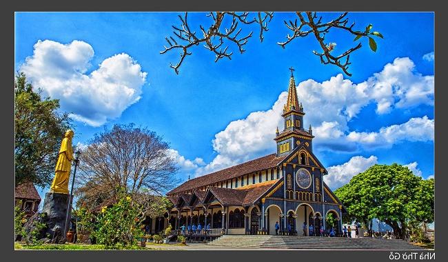 Nhà thờ gỗ Kon Tum - điểm văn hóa tôn giáo của tỉnh thuộc Tây Nguyên này