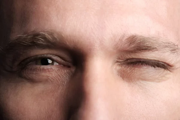 Mắt phải nam giật báo hiệu bệnh gì? Hên hay xui?