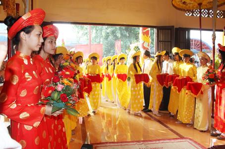 Dâng lễ vật, hương hoa ở đền thờ Hùng Vương phường Bình Đa, TP.Biên Hòa.
