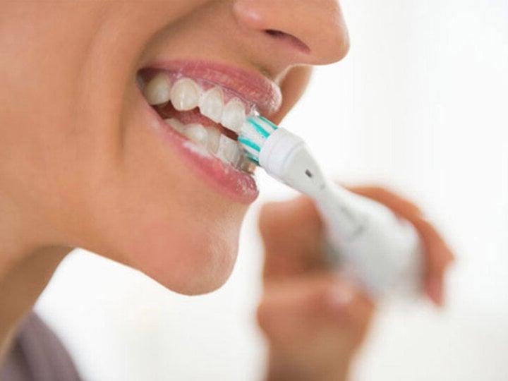 Nước và kem đánh răng khi dính vào môi sau phun sẽ gây cản trở đến quá trình lên màu.
