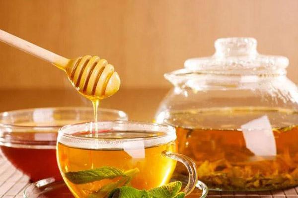 Cho mật ong vào trà để giảm vị đắng