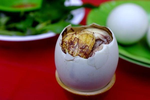 trứng vịt lộn giảm đau đầu