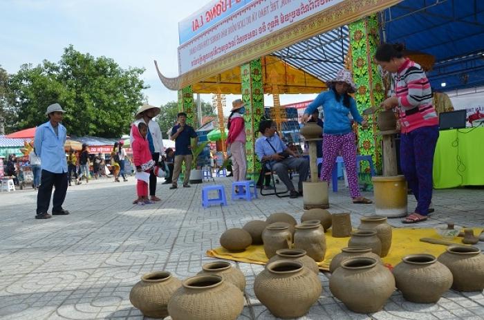 Trình diễn nghệ thuât nặn nồi đất - nghề truyền thống tại Kiên Giang