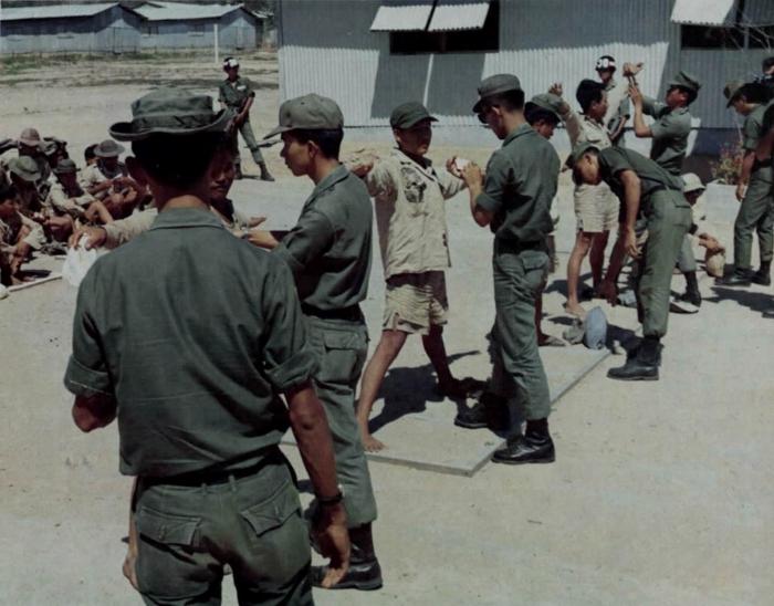 Hình ảnh những tù binh chính trị cách mạng bị kiểm tra trước khi đưa vào trại giam Phú Quốc