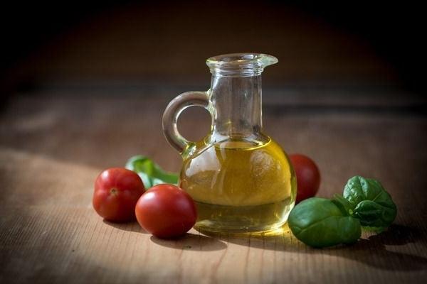 Mặt nạ cà chua và dầu oliu giúp phục hồi tế bào da tổn thương