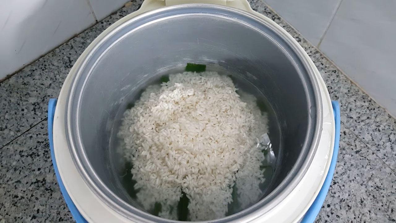 Lót lá dứa dưới đáy nồi và cho gạo lên trên, khi nấu gạo sẽ thơm mùi lá dứa