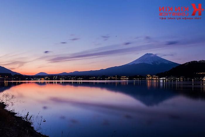Từ hồ Kawaguchi có thể ngắm cảnh sắc hùng vĩ của núi Phú Sĩ
